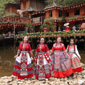 Khách chụp hình tại bản Cát Cát nổi tiếng trong tour Hà Nội Sapa khởi hành từ TPHCM