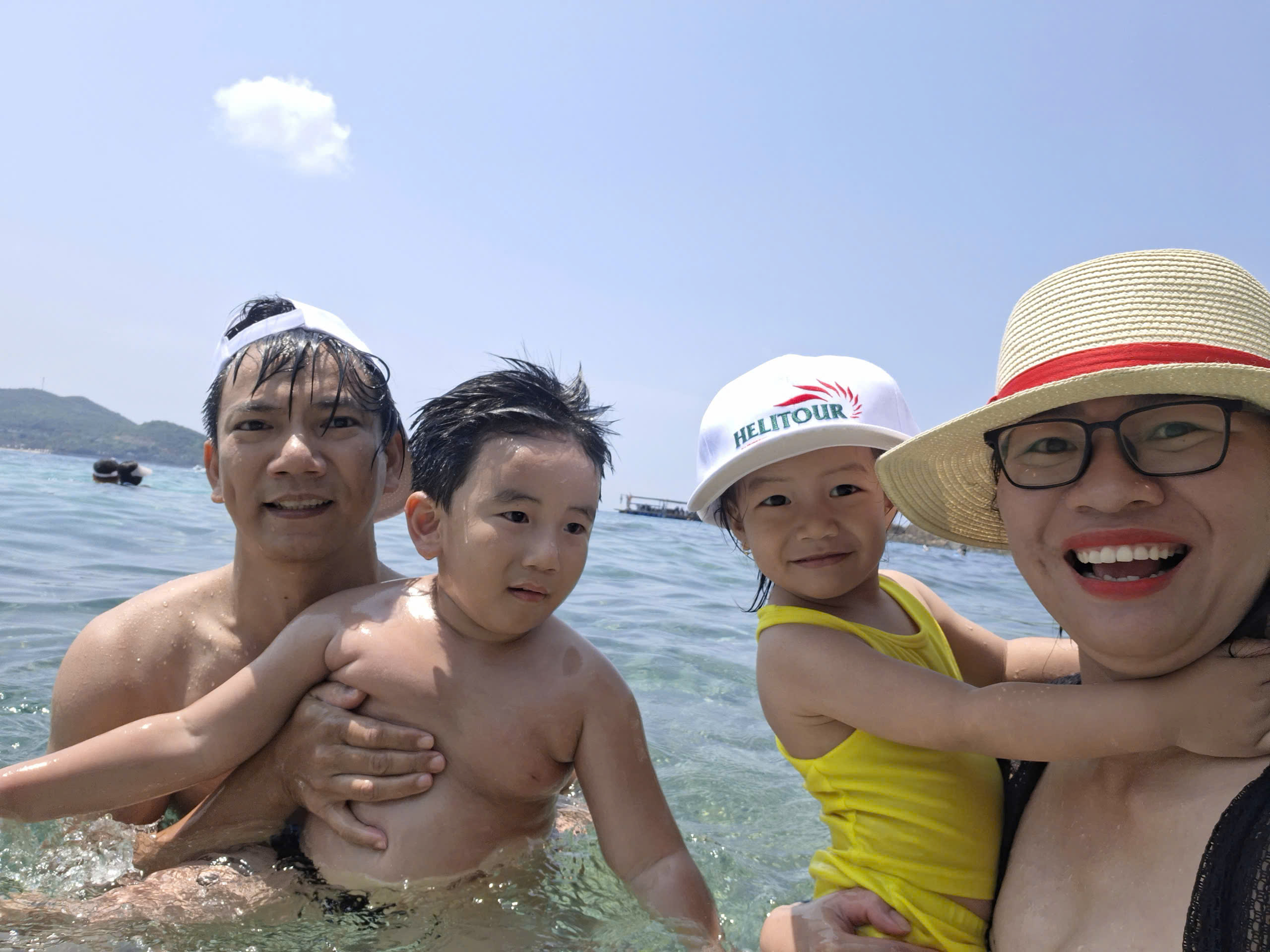 Đoàn tắm biển dưới làn nước trong veo