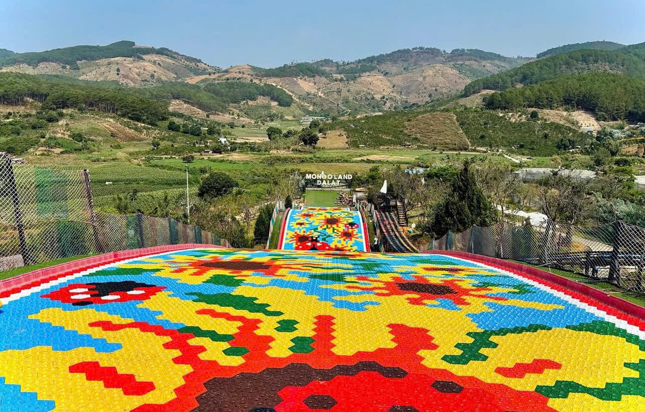 Máng trượt tại Mong go land