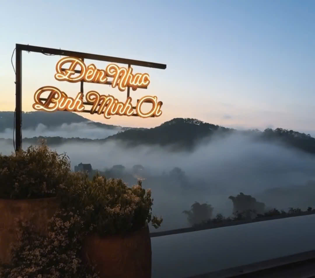 Quán Cafe Bình Minh Ơi, một trong những địa điểm mới tại Đà Lạt mà gần đây các bạn đến Đà Lạt rất yêu thích.