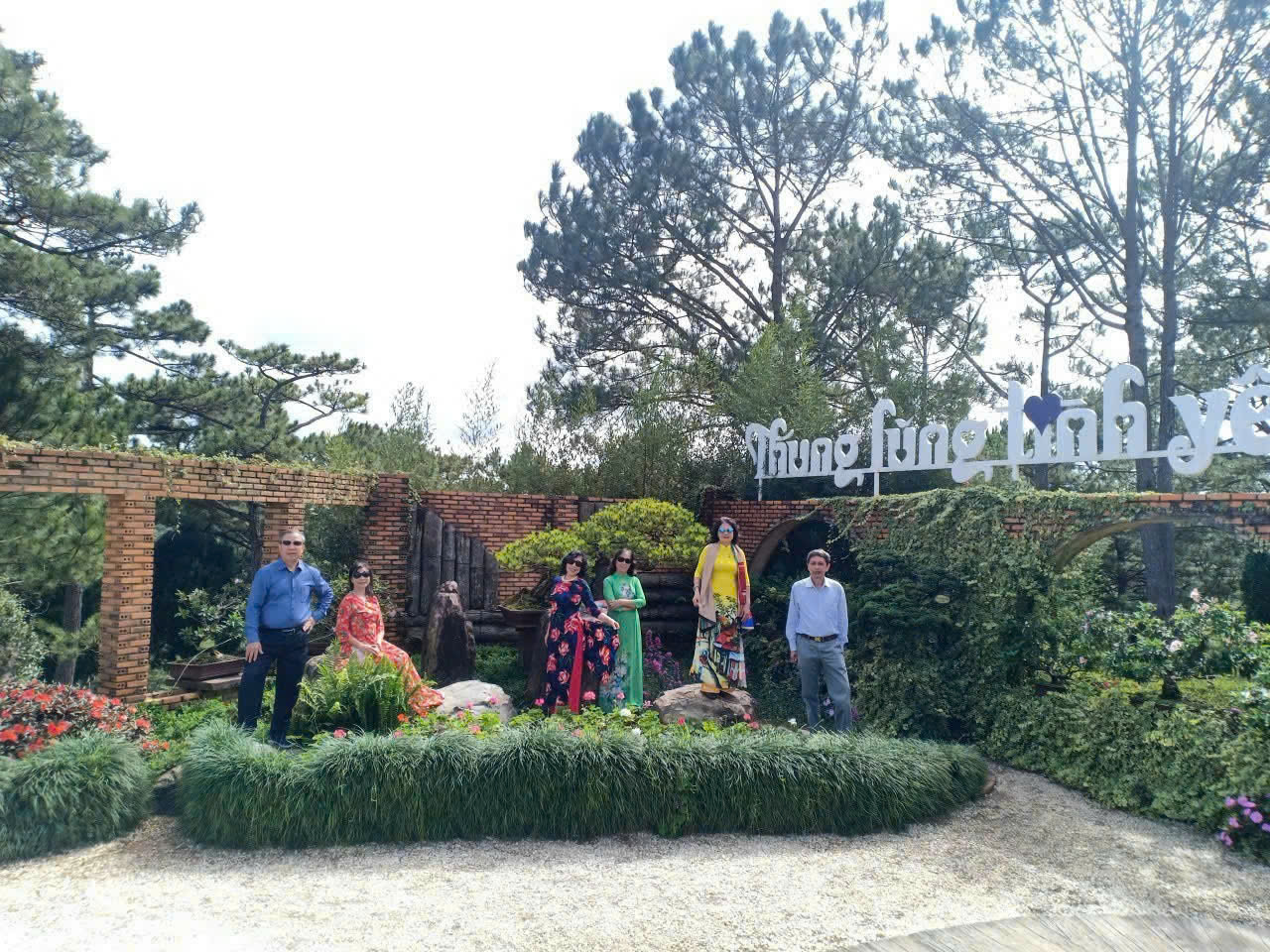 Du khách check in tại thung lũng tình yêu.