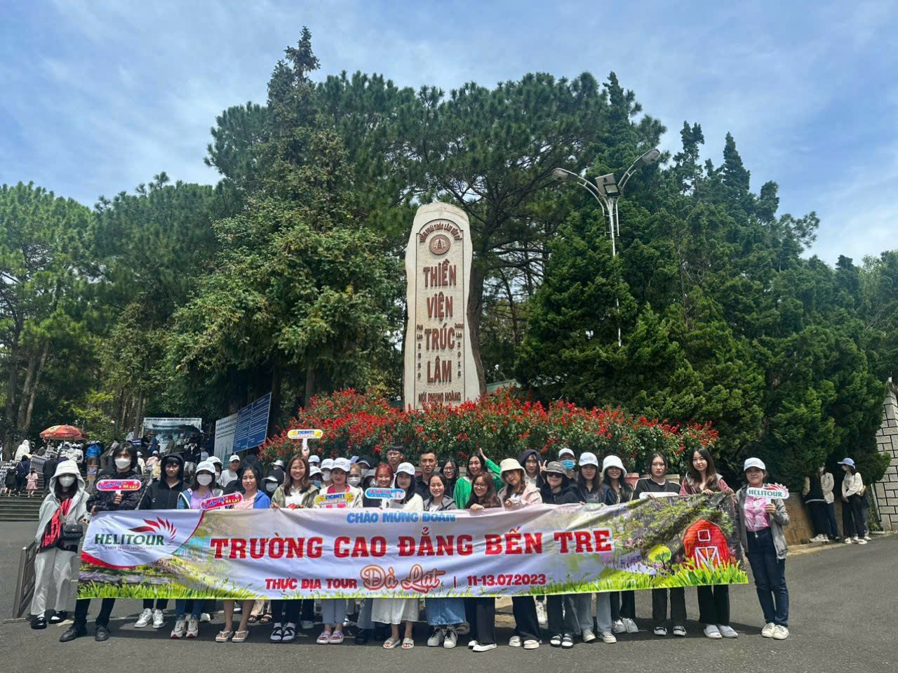 Thiền Viện Trúc Lâm bên cạnh Hồ Tuyền Lâm.