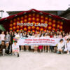 Các em chụp hình kỉ niệm tại Monggo land trong tour du lịch cho học sinh cấp 3