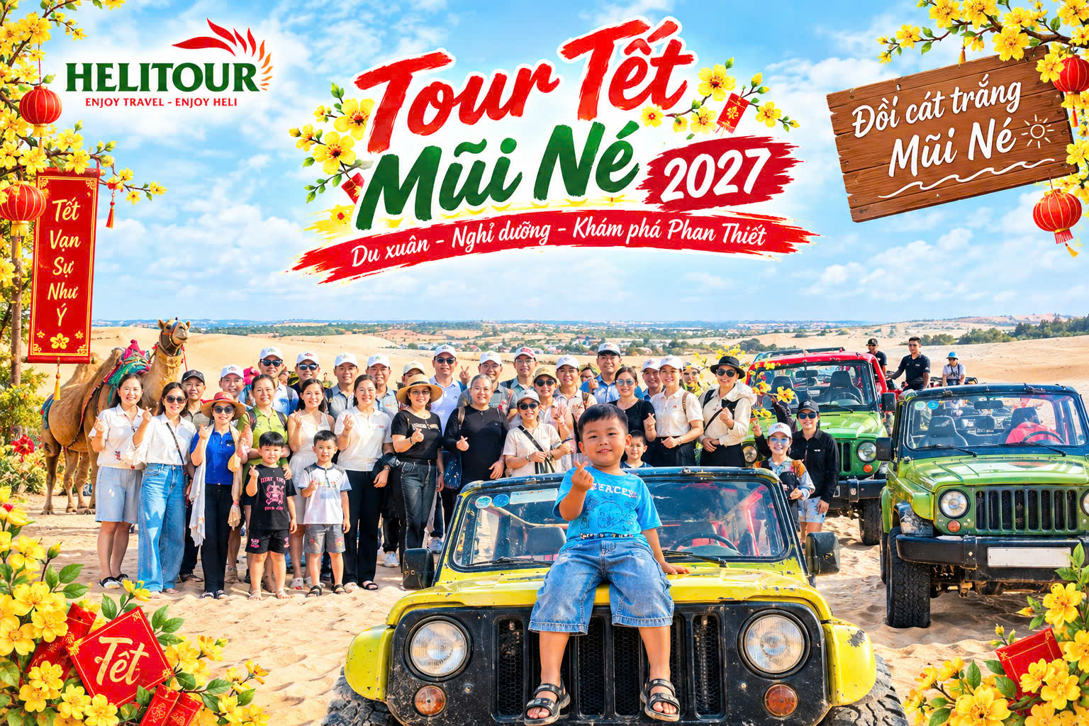 Khách đoàn của Helitour chụp hình kỉ niệm với Đồi Cát Trắng Mũi Né